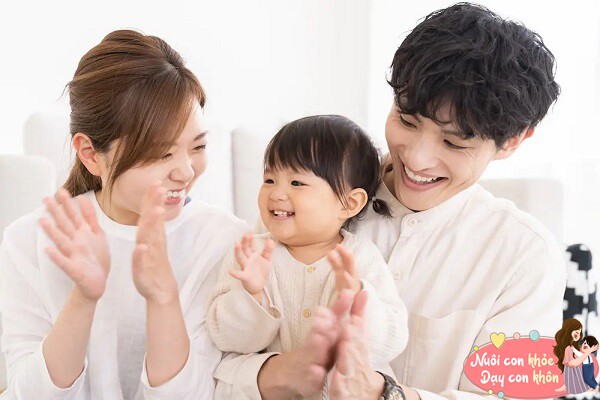 Khi trẻ nói được những câu ngắn, bố mẹ tiếp tục hướng dẫn nói những câu dài hơn.