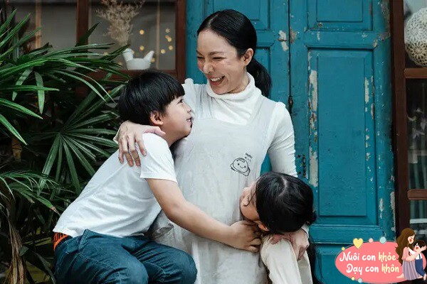 Mẹ mang đến sự dịu dàng của mẹ dạy con thích ứng trong nhiều tình huống.