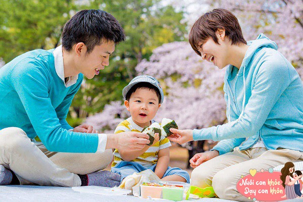 Mẹ khôn ngoan trong việc buông bỏ để dạy con học cách tự lập.