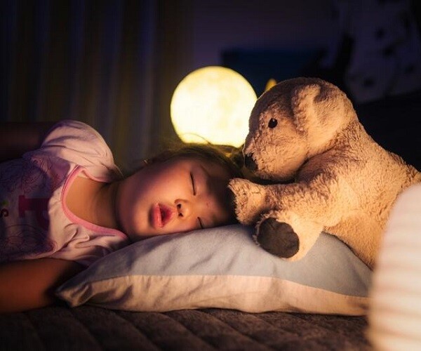 Trẻ ngủ với mẹ và không ngủ với mẹ: Hai cách khác nhau của tuổi thơ tạo ra khác biệt lớn khi trưởng thành - 1