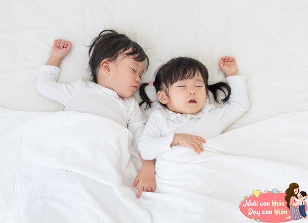 Từ 0-3 tuổi, trọng tâm là xây dựng cảm giác an toàn, vì vậy bố mẹ nên chú ý đồng hành, quan tâm và tương tác với con ở giai đoạn này.