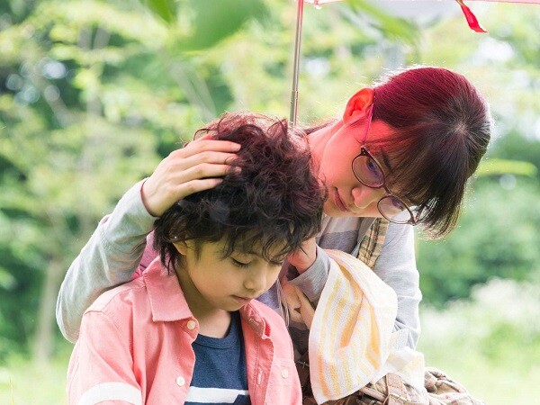 Phản ứng tích cực với cảm xúc để trẻ cảm thấy được chấp nhận.