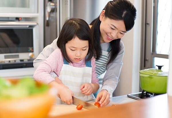 Hướng dẫn sự độc lập, để trẻ yêu lao động và cuộc sống.