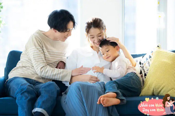 Hỗ trợ trẻ chơi những trò kích thích trí tưởng tượng.