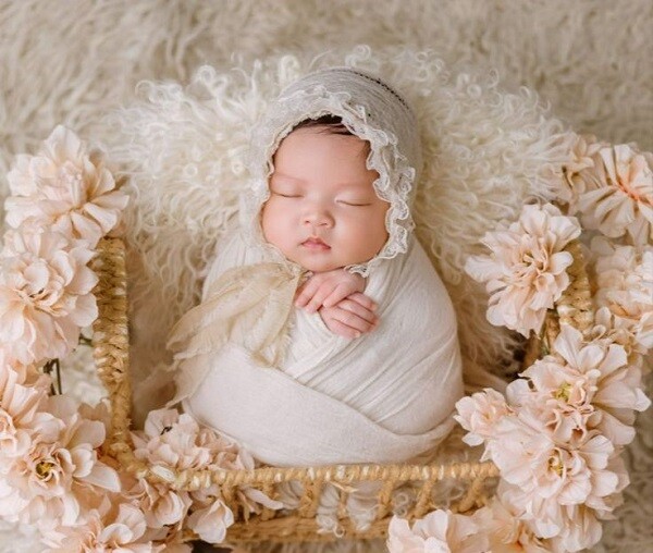 Theo nh&acirc;n tướng học, đứa trẻ sinh ra với chiếc cằm tr&ograve;n thường được xem l&agrave; người c&oacute; ph&uacute;c kh&iacute;.