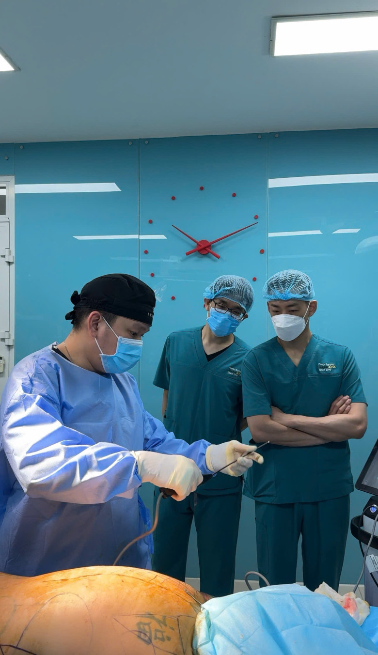 Bác sĩ Nguyễn Thiện Khanh hướng dẫn cách sử dụng máy QuantumRF cho bác sĩ từ Đài Loan