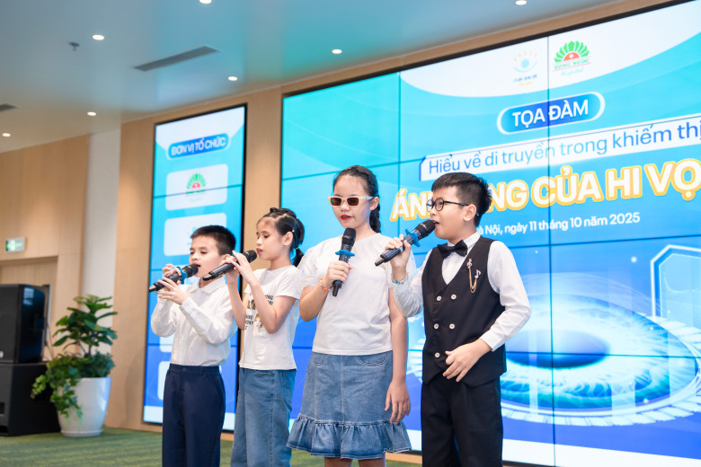 Chương trình văn nghệ được thực hiện bởi CLB khiếm thị RB