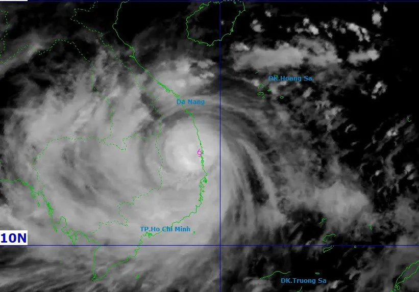 Bão số 13 gây nhiều thiệt hại, hàng trăm cuộc gọi cầu cứu, chính quyền túc trực xuyên đêm ứng phó - 42
