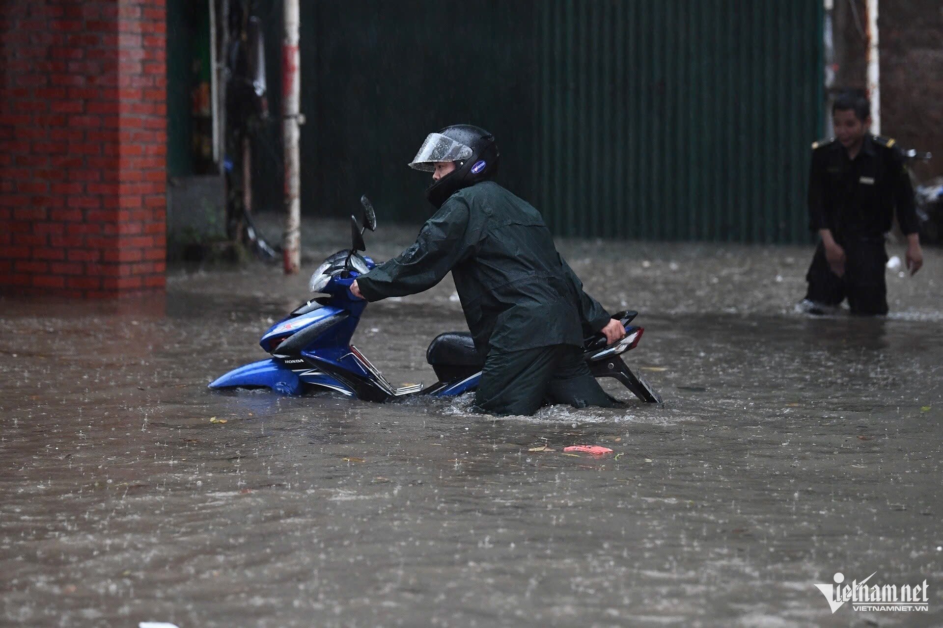 Ngập sâu 69 điểm khiến Hà Nội lại amp;#34;thất thủamp;#34;, xe chết máy la liệt trên các phố - 37