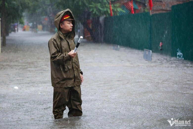 Ngập sâu 69 điểm khiến Hà Nội lại amp;#34;thất thủamp;#34;, xe chết máy la liệt trên các phố - 15