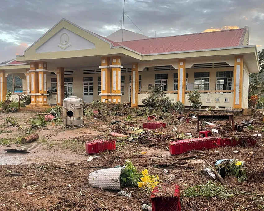 Lũ ở xã Phú Mỡ đã rút, người dân phải sơ tán khỏi vùng lũ trước đó bắt đầu quay về nhà dọn dẹp. Ảnh: TIẾN THOẠI