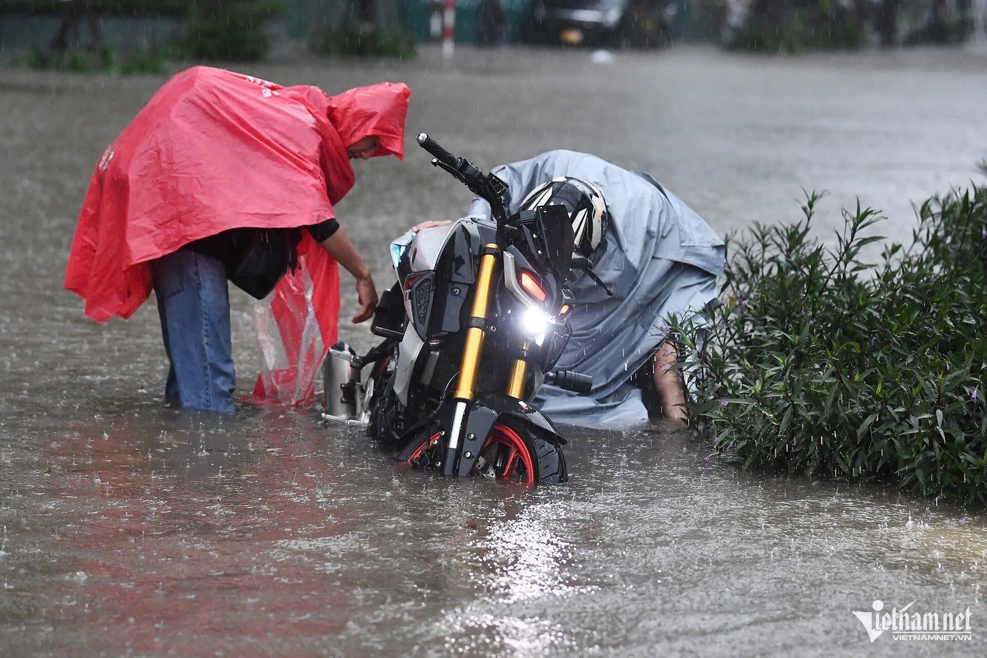 Ngập sâu 69 điểm khiến Hà Nội lại amp;#34;thất thủamp;#34;, xe chết máy la liệt trên các phố - 36