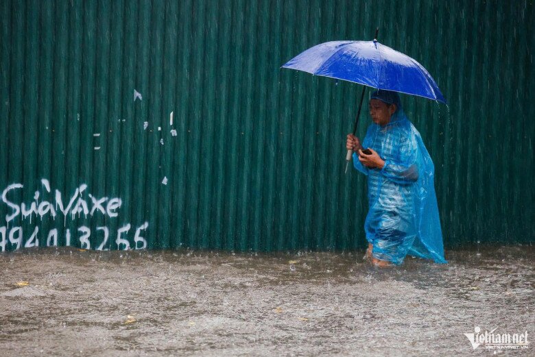 Ngập sâu 69 điểm khiến Hà Nội lại amp;#34;thất thủamp;#34;, xe chết máy la liệt trên các phố - 16