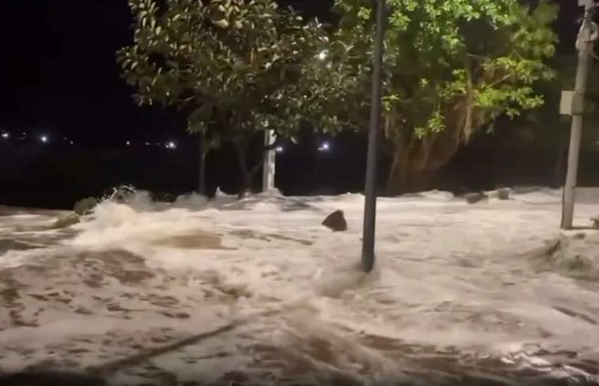 Bão số 13 gây nhiều thiệt hại, hàng trăm cuộc gọi cầu cứu, chính quyền túc trực xuyên đêm ứng phó - 36