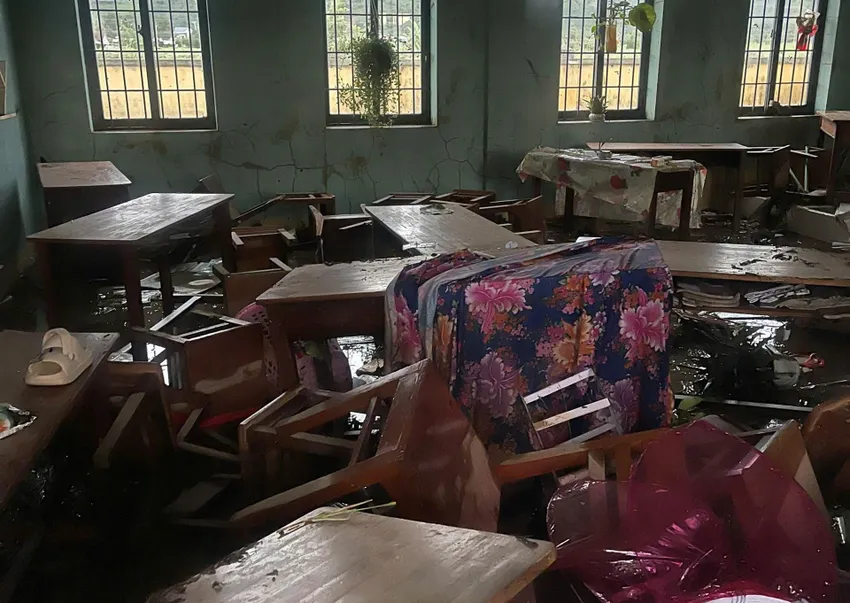 Trường tiểu học Phú Mỡ bị ảnh hưởng nặng sau bão số 13. Ảnh: TIẾN THOẠI