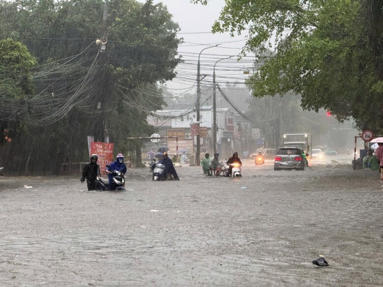 Ngập sâu 69 điểm khiến Hà Nội lại amp;#34;thất thủamp;#34;, xe chết máy la liệt trên các phố - 33