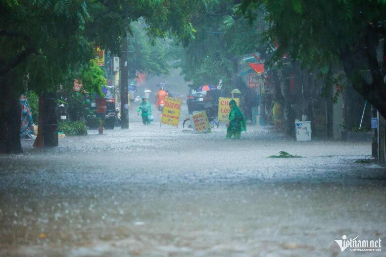 Ngập sâu 69 điểm khiến Hà Nội lại amp;#34;thất thủamp;#34;, xe chết máy la liệt trên các phố - 17