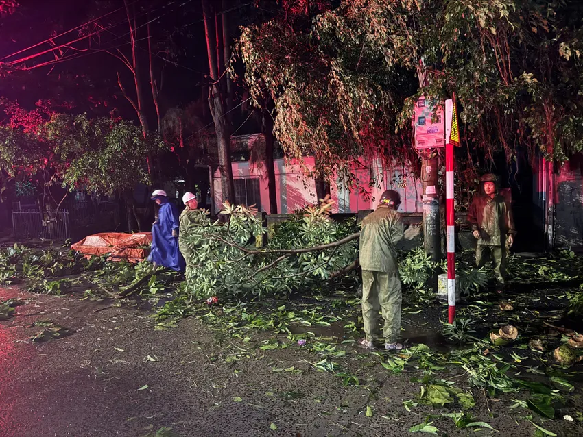 Bão số 13 gây nhiều thiệt hại, hàng trăm cuộc gọi cầu cứu, chính quyền túc trực xuyên đêm ứng phó - 3