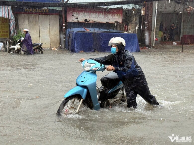 Ngập sâu 69 điểm khiến Hà Nội lại amp;#34;thất thủamp;#34;, xe chết máy la liệt trên các phố - 34