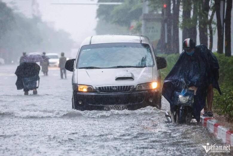 Ngập sâu 69 điểm khiến Hà Nội lại amp;#34;thất thủamp;#34;, xe chết máy la liệt trên các phố - 18