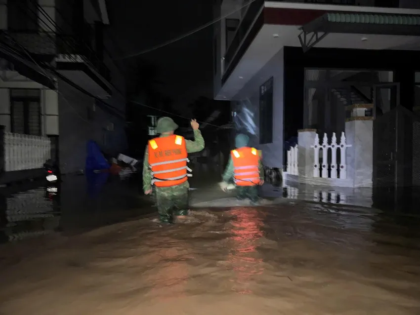 Bão số 13 gây nhiều thiệt hại, hàng trăm cuộc gọi cầu cứu, chính quyền túc trực xuyên đêm ứng phó - 4