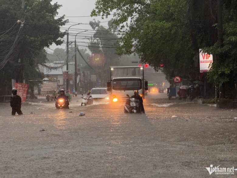 Ngập sâu 69 điểm khiến Hà Nội lại amp;#34;thất thủamp;#34;, xe chết máy la liệt trên các phố - 35