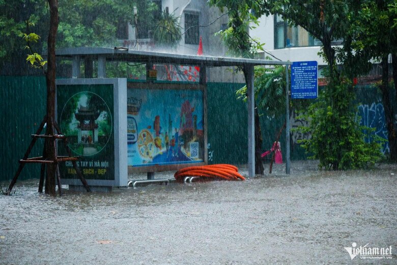 Ngập sâu 69 điểm khiến Hà Nội lại amp;#34;thất thủamp;#34;, xe chết máy la liệt trên các phố - 19