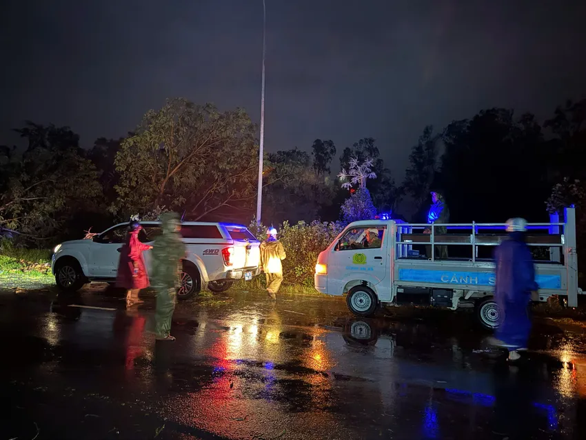 Ngay trong đêm 6-11 và rạng sáng 7-11, lực lượng chức năng, tiến hành kiểm tra, cắt tỉa cây, bảo đảm an toàn giao thông. Ảnh: TIẾN THOẠI