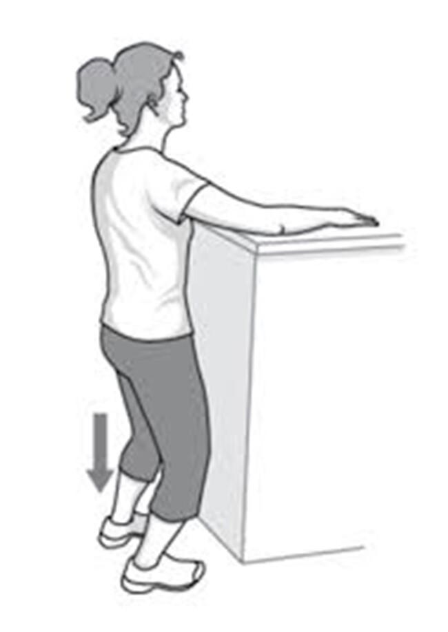 Thực hiện bài tập kéo giãn nách với kệ hỗ trợ giúp giảm đau vai.