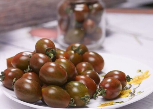 Cà chua socola thường dùng để ăn sống như các món salad.