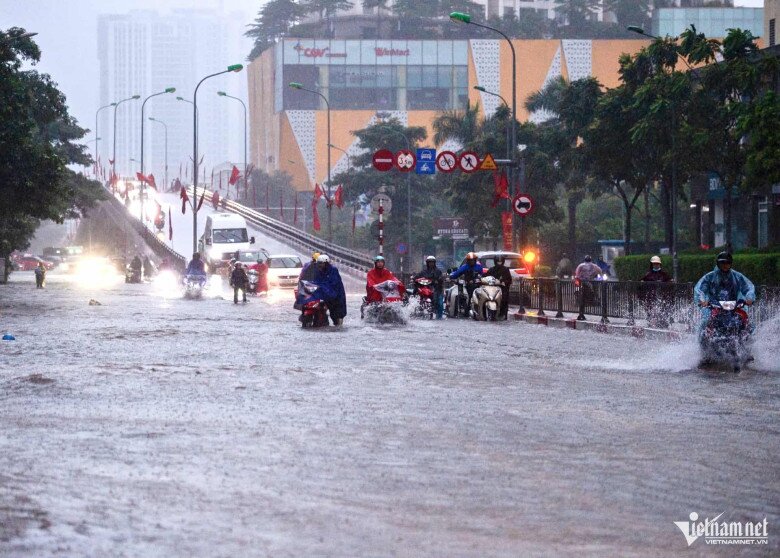 Ngập sâu 69 điểm khiến Hà Nội lại amp;#34;thất thủamp;#34;, xe chết máy la liệt trên các phố - 28