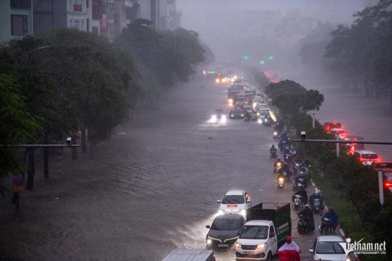 Ngập sâu 69 điểm khiến Hà Nội lại amp;#34;thất thủamp;#34;, xe chết máy la liệt trên các phố - 23