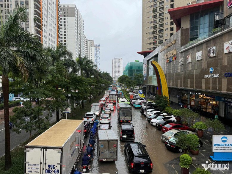 Ngập sâu 69 điểm khiến Hà Nội lại amp;#34;thất thủamp;#34;, xe chết máy la liệt trên các phố - 13