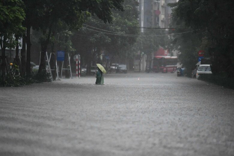 Ngập sâu 69 điểm khiến Hà Nội lại amp;#34;thất thủamp;#34;, xe chết máy la liệt trên các phố - 29