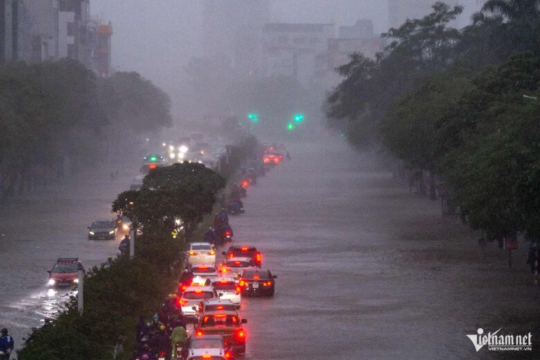 Ngập sâu 69 điểm khiến Hà Nội lại amp;#34;thất thủamp;#34;, xe chết máy la liệt trên các phố - 24