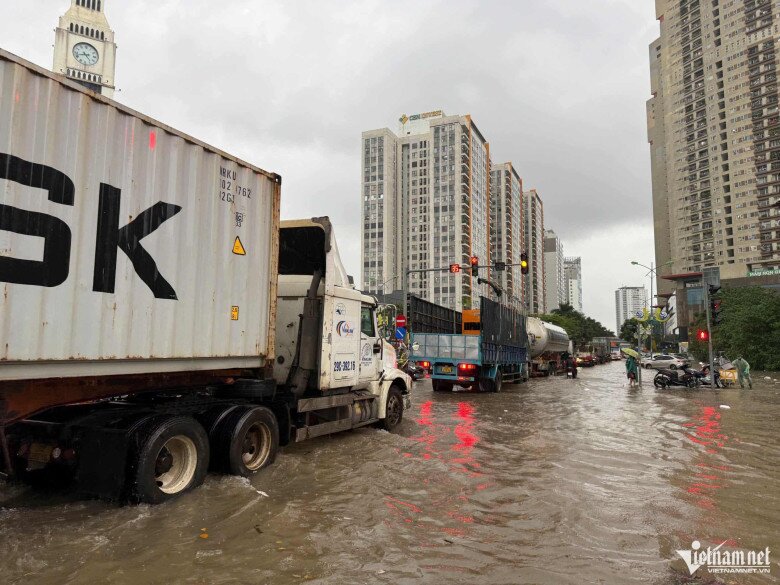 Ngập sâu 69 điểm khiến Hà Nội lại amp;#34;thất thủamp;#34;, xe chết máy la liệt trên các phố - 14