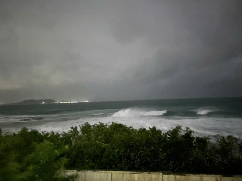 Bão số 13 gây nhiều thiệt hại, hàng trăm cuộc gọi cầu cứu, chính quyền túc trực xuyên đêm ứng phó - 37