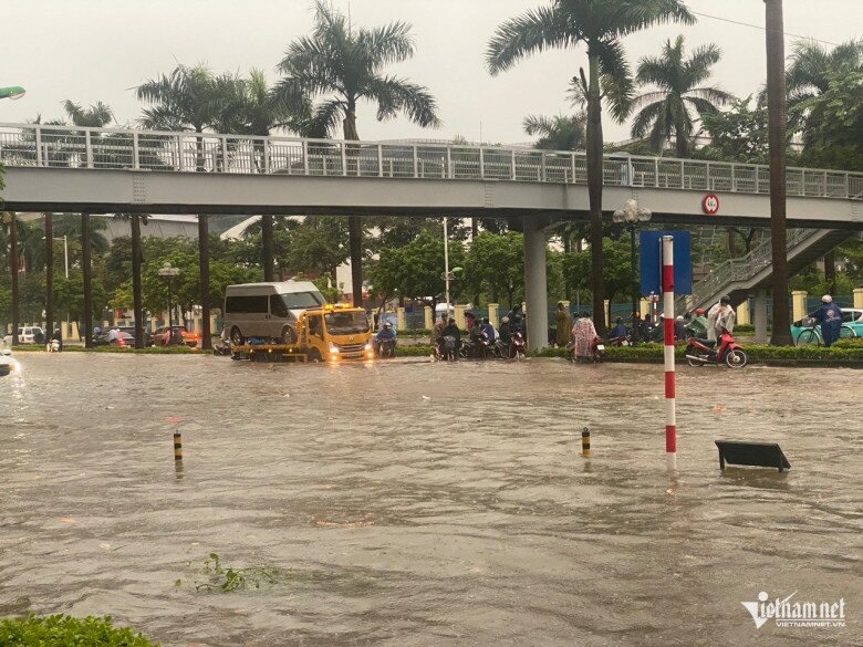 Ngập sâu 69 điểm khiến Hà Nội lại amp;#34;thất thủamp;#34;, xe chết máy la liệt trên các phố - 30