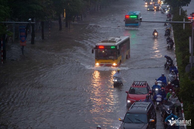 Ngập sâu 69 điểm khiến Hà Nội lại amp;#34;thất thủamp;#34;, xe chết máy la liệt trên các phố - 25