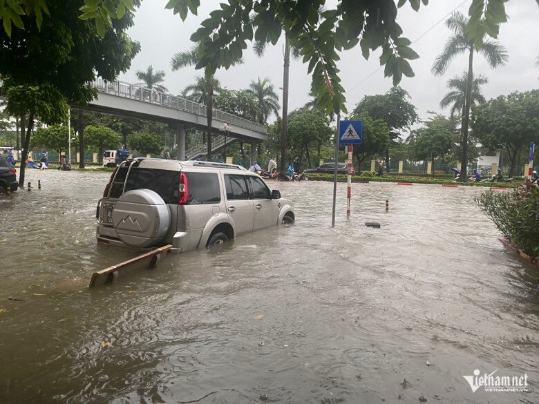 Ngập sâu 69 điểm khiến Hà Nội lại amp;#34;thất thủamp;#34;, xe chết máy la liệt trên các phố - 31
