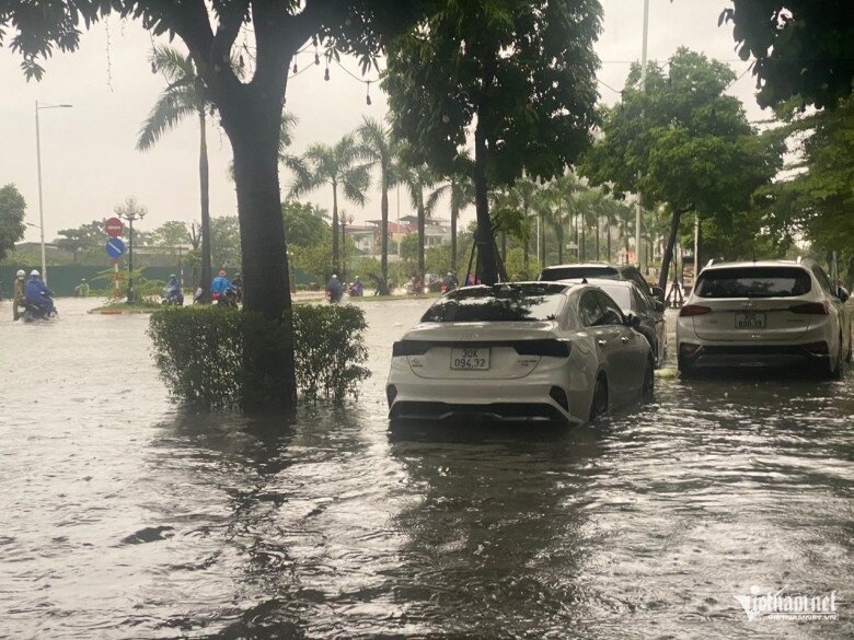 Ngập sâu 69 điểm khiến Hà Nội lại amp;#34;thất thủamp;#34;, xe chết máy la liệt trên các phố - 32