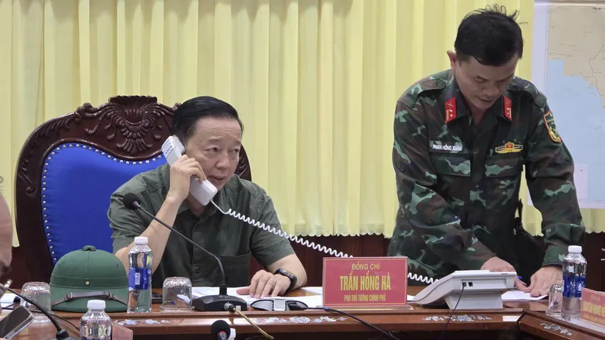 Bão số 13 gây nhiều thiệt hại, hàng trăm cuộc gọi cầu cứu, chính quyền túc trực xuyên đêm ứng phó - 49