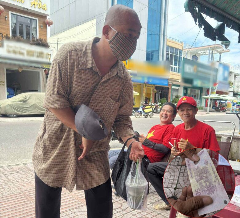 Khoảnh khắc ấm lòng, triệu trái tim hướng về vùng lũ: Tình nguyện viên, chiến sĩ dầm mình trong nước, xuyên đêm cứu trợ - 12