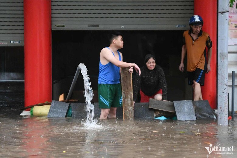 Ngập sâu 69 điểm khiến Hà Nội lại amp;#34;thất thủamp;#34;, xe chết máy la liệt trên các phố - 2