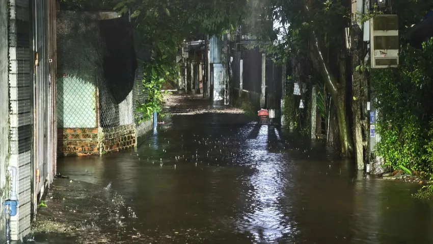 Bão số 13 gây nhiều thiệt hại, hàng trăm cuộc gọi cầu cứu, chính quyền túc trực xuyên đêm ứng phó - 50