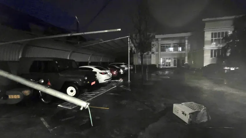 Bão số 13 gây nhiều thiệt hại, hàng trăm cuộc gọi cầu cứu, chính quyền túc trực xuyên đêm ứng phó - 38