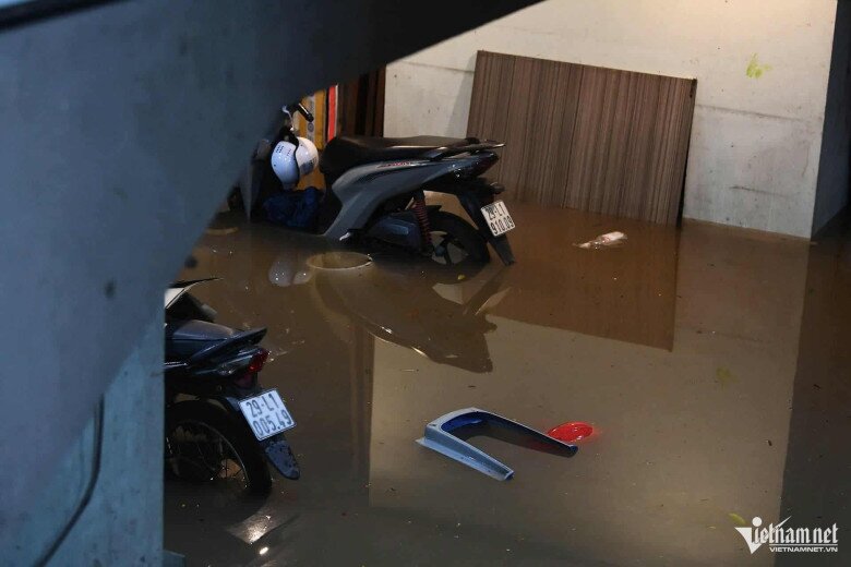 Ngập sâu 69 điểm khiến Hà Nội lại amp;#34;thất thủamp;#34;, xe chết máy la liệt trên các phố - 3