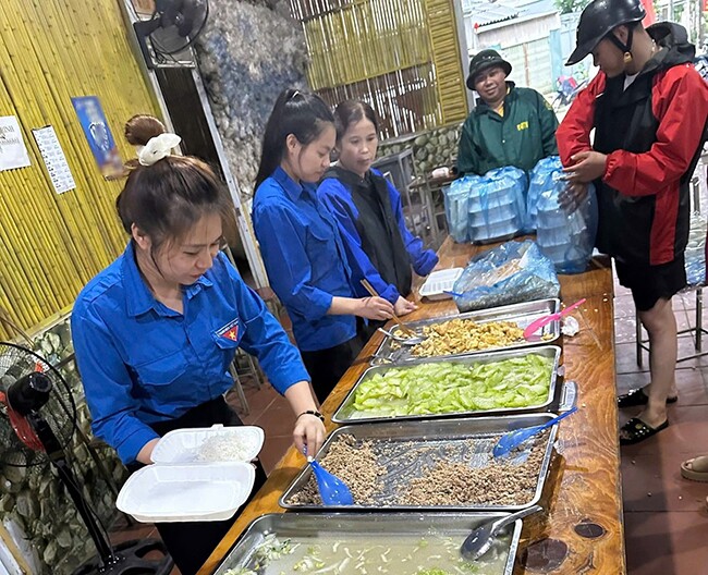 Đoàn viên thanh niên tại các phường xã ở Cao Bằng gói cơm, xếp hộp, chuẩn bị từng phần ăn đến các bà con vùng lũ.