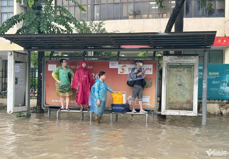 Ngập sâu 69 điểm khiến Hà Nội lại amp;#34;thất thủamp;#34;, xe chết máy la liệt trên các phố - 4