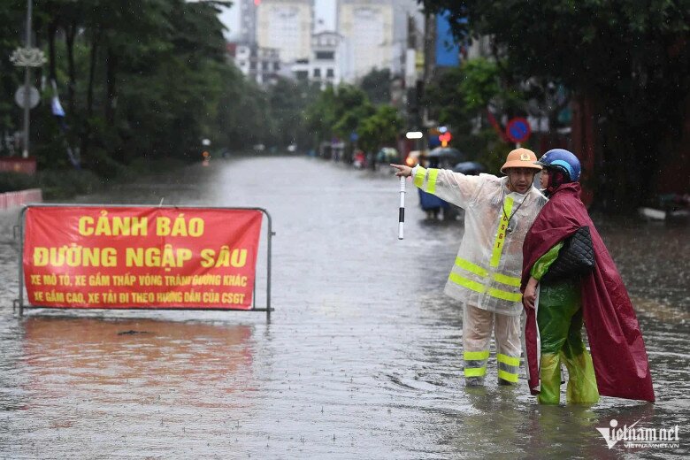 Ngập sâu 69 điểm khiến Hà Nội lại amp;#34;thất thủamp;#34;, xe chết máy la liệt trên các phố - 5